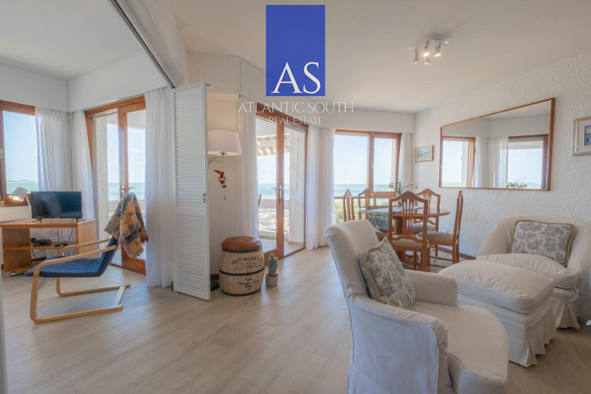 Apartamento ID.4512 - Apartamento reciclado de 2 dormitorios en primera línea de Playa Mansa con vista panorámica al mar