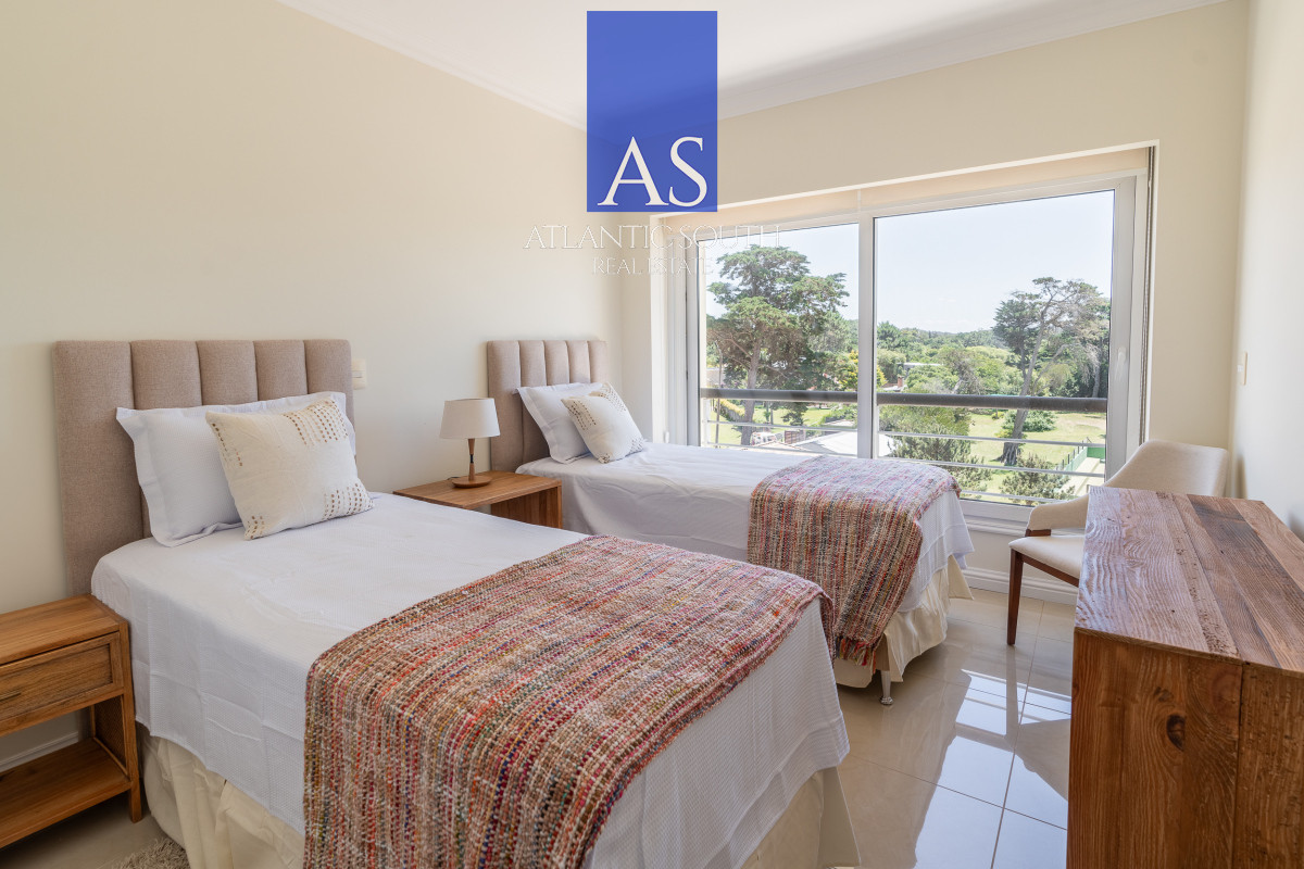 Apartamento ID.4135 - Apartamento 4 dormitorios frente al mar Playa Mansa , Punta del Este 