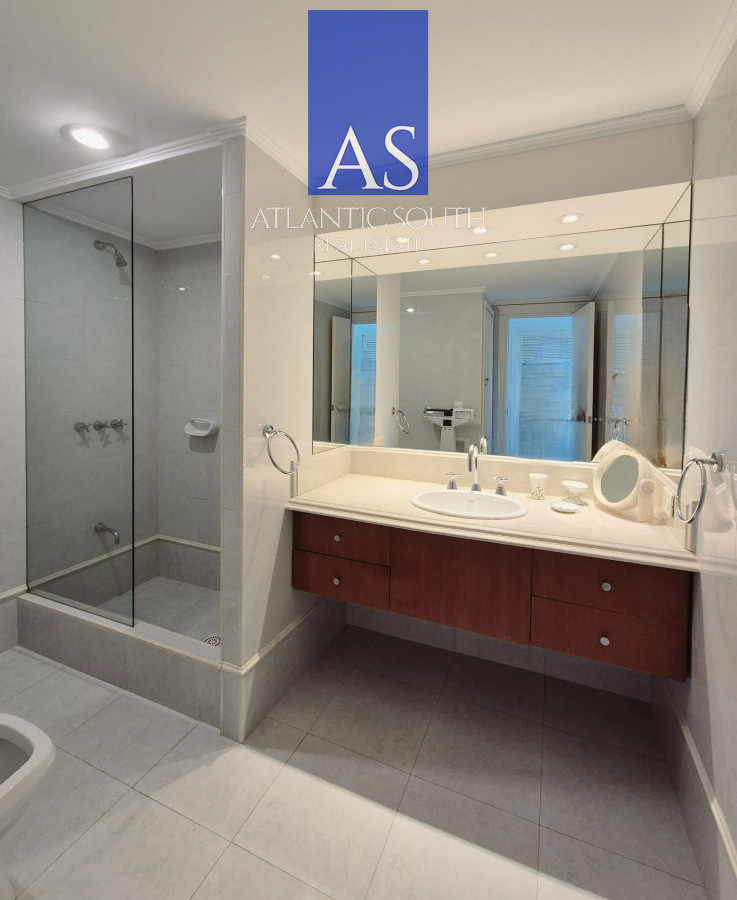 Apartamento ID.4078 - Planta de categoría 3 dormitorios + dependencia completa parrillero propio frente al mar parada 7 Playa Mansa Edificio Imarangatú
