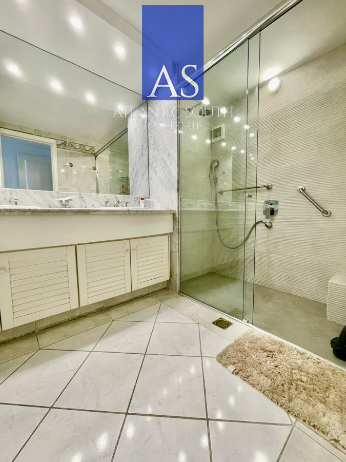 Apartamento ID.4315 - Apartamento de 4 dormitorios con parrillero en primera linea Playa Mansa