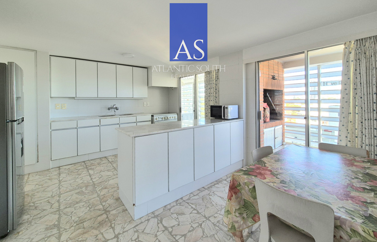 Apartamento ID.4078 - Planta de categoría 3 dormitorios + dependencia completa parrillero propio frente al mar parada 7 Playa Mansa Edificio Imarangatú
