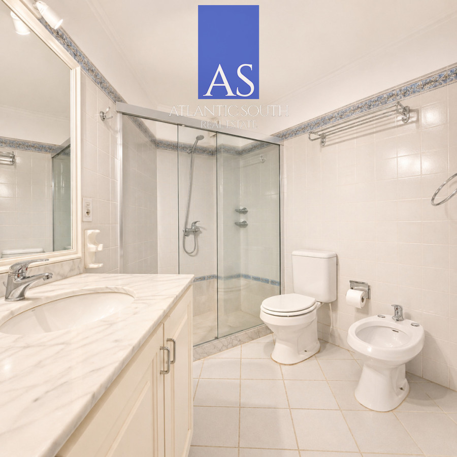 Apartamento ID.4736 - Apartamento de 3 Dormitorios con Vista Parcial al Mar en Playa Mansa - Pinares