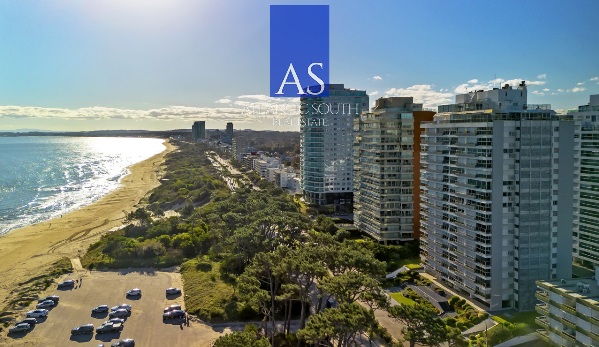 Apartamento ID.4844 - Planta de categoría 3 dormitorios + dependencia parrillero propio frente al mar Punta del Este 