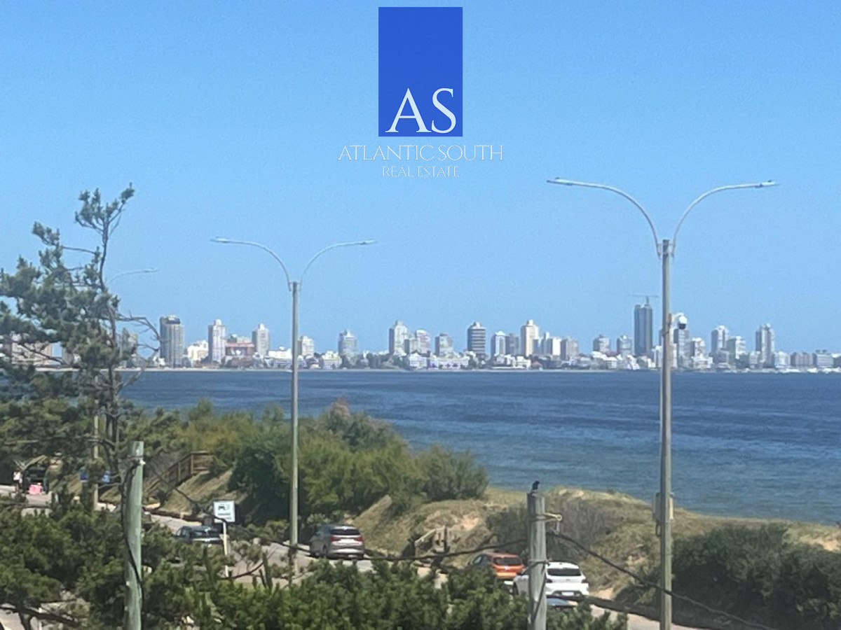 Apartamento ID.4512 - Apartamento reciclado de 2 dormitorios en primera línea de Playa Mansa con vista panorámica al mar
