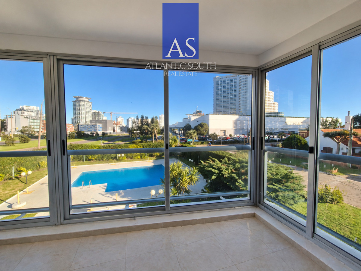 Apartamento ID.4620 - Apartamento Reciclado de 3 Dormitorios con Parrillero en Playa Mansa Punta del Este