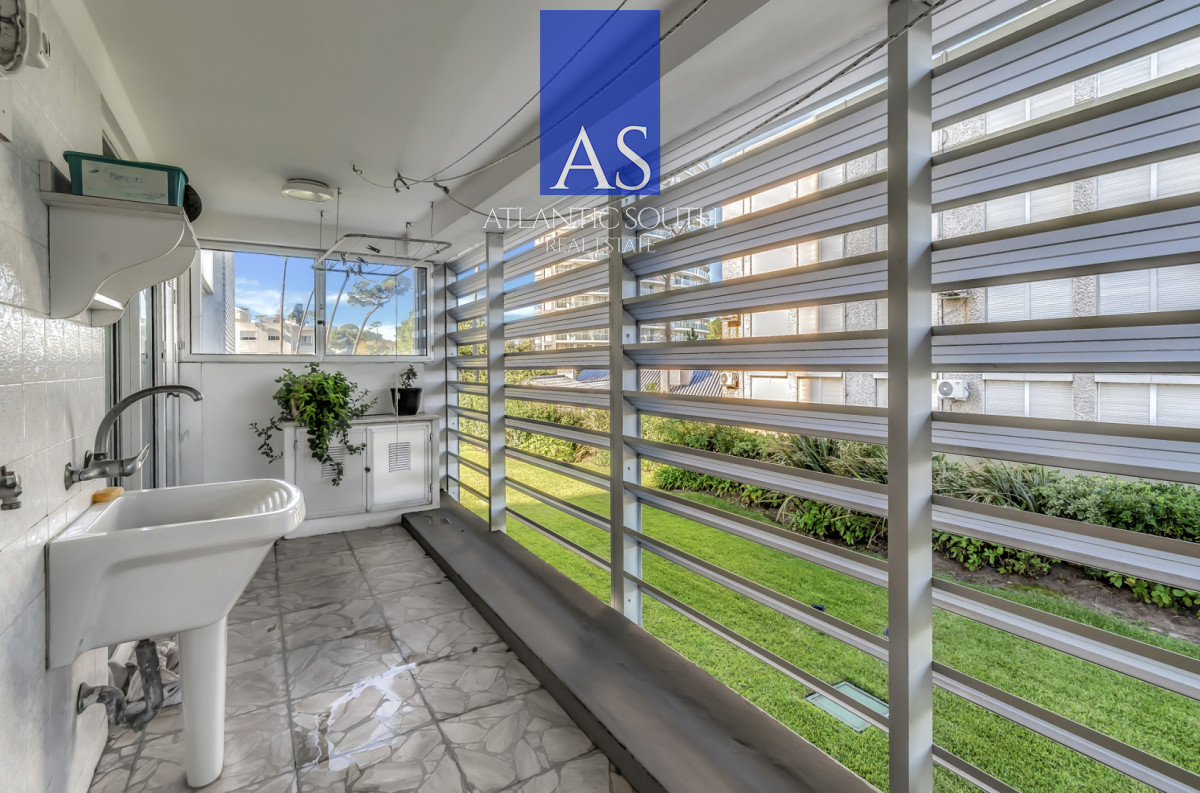 Apartamento ID.4844 - Planta de categoría 3 dormitorios + dependencia parrillero propio frente al mar Punta del Este 