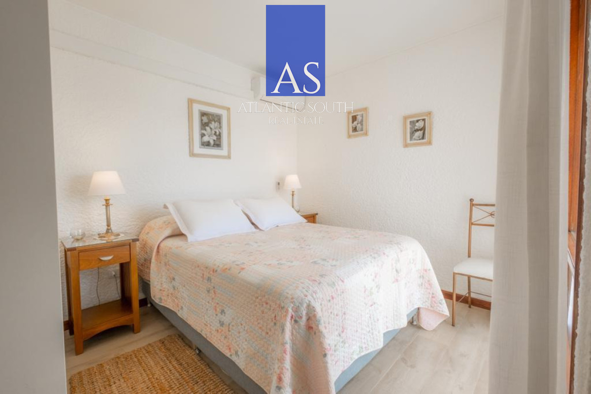 Apartamento ID.4512 - Apartamento reciclado de 2 dormitorios en primera línea de Playa Mansa con vista panorámica al mar