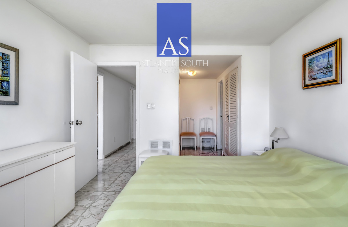 Apartamento ID.4844 - Planta de categoría 3 dormitorios + dependencia parrillero propio frente al mar Punta del Este 
