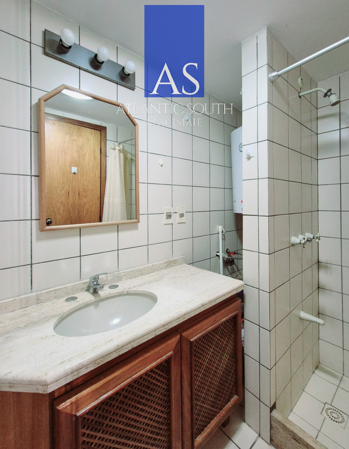 Apartamento ID.4066 - Apartamento 2 dormitorios terraza cochera a sólo 100mts del mar en Playa Mansa Punta del Este