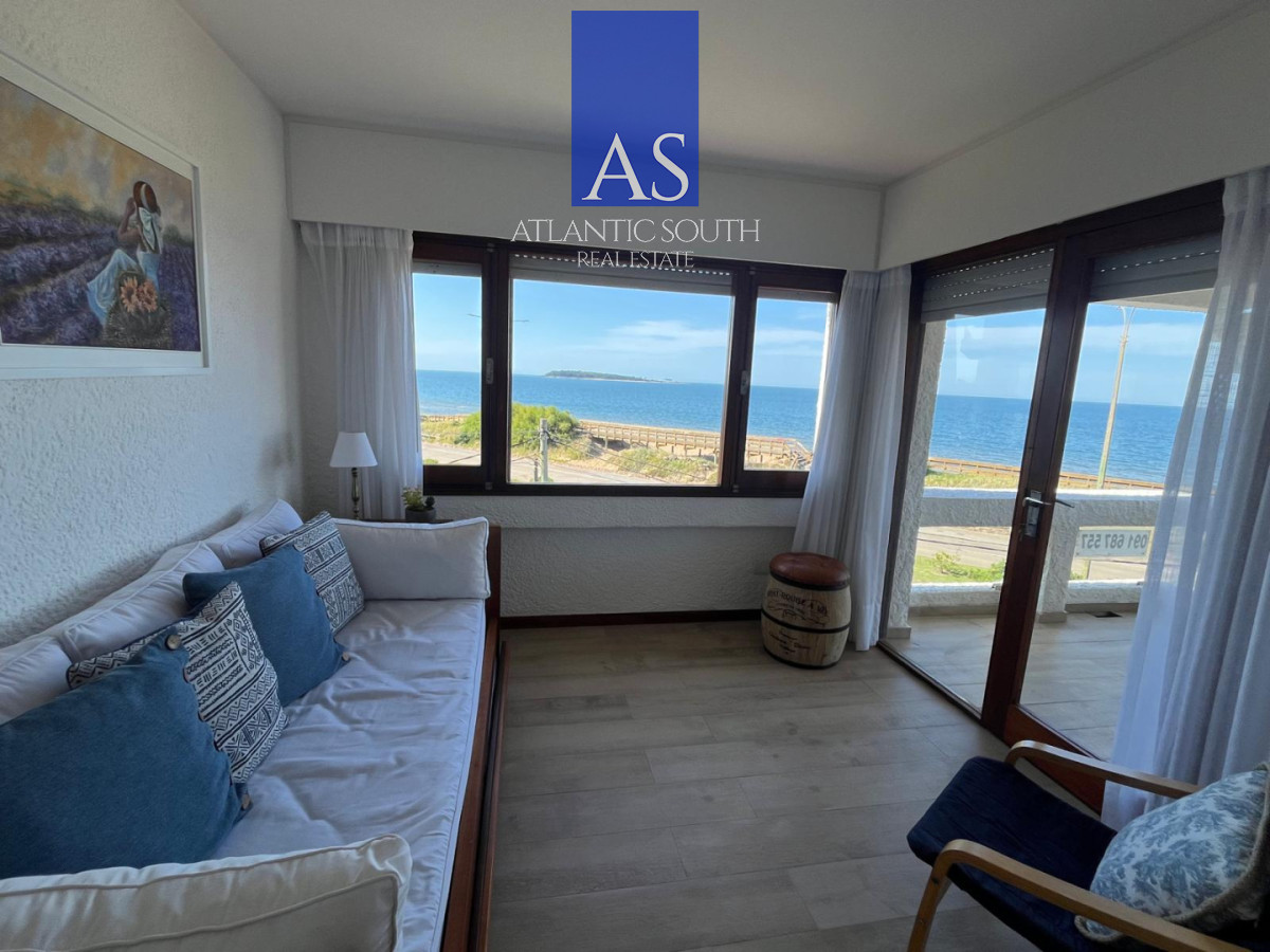 Apartamento ID.4512 - Apartamento reciclado de 2 dormitorios en primera línea de Playa Mansa con vista panorámica al mar