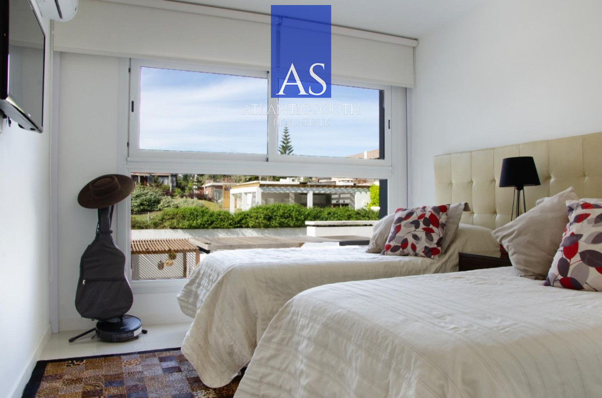Apartamento ID.4799 - Frente al Mar en Playa Mansa 2 Suites + Dependencia completa Vista Parcial al mar primera línea Playa Mansa Punta del Este