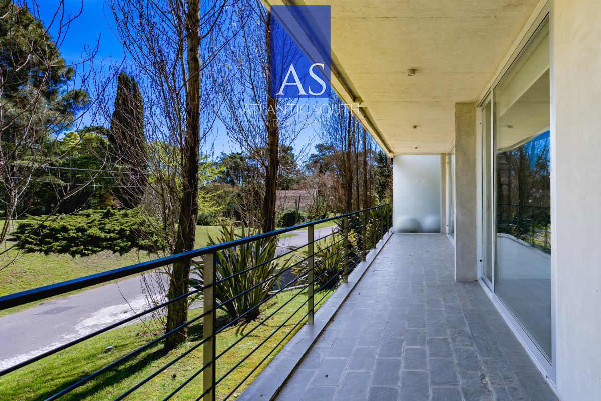 Apartamento ID.4411 - Planta de Categoría apartamento 3 dormitorios moderno con parrillero en Playa Mansa Punta del Este