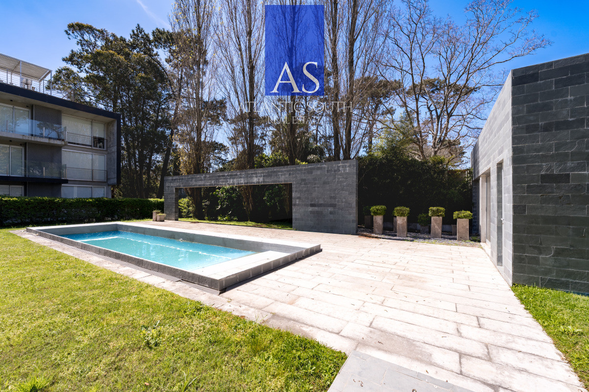 Apartamento ID.4411 - Planta de Categoría apartamento 3 dormitorios moderno con parrillero en Playa Mansa Punta del Este