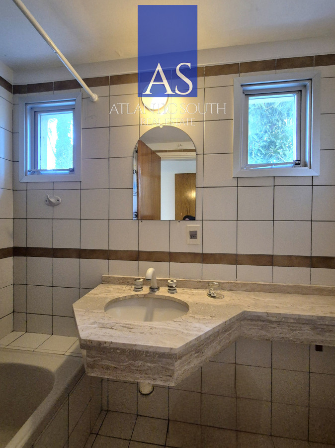 Apartamento ID.4079 - Apartamento venta 3 dormitorios tipo casa Playa Mansa Punta del Este