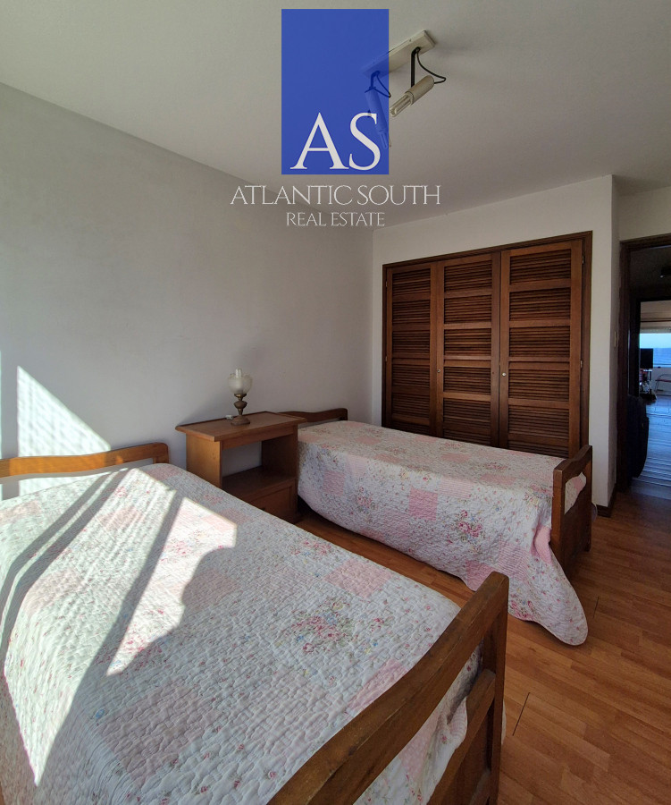 Apartamento ID.4195 - Apartamento 2 dormitorios Vista infinita al mar primera línea con estufa a leña esquinero al oeste garage Playa Mansa Punta del Este