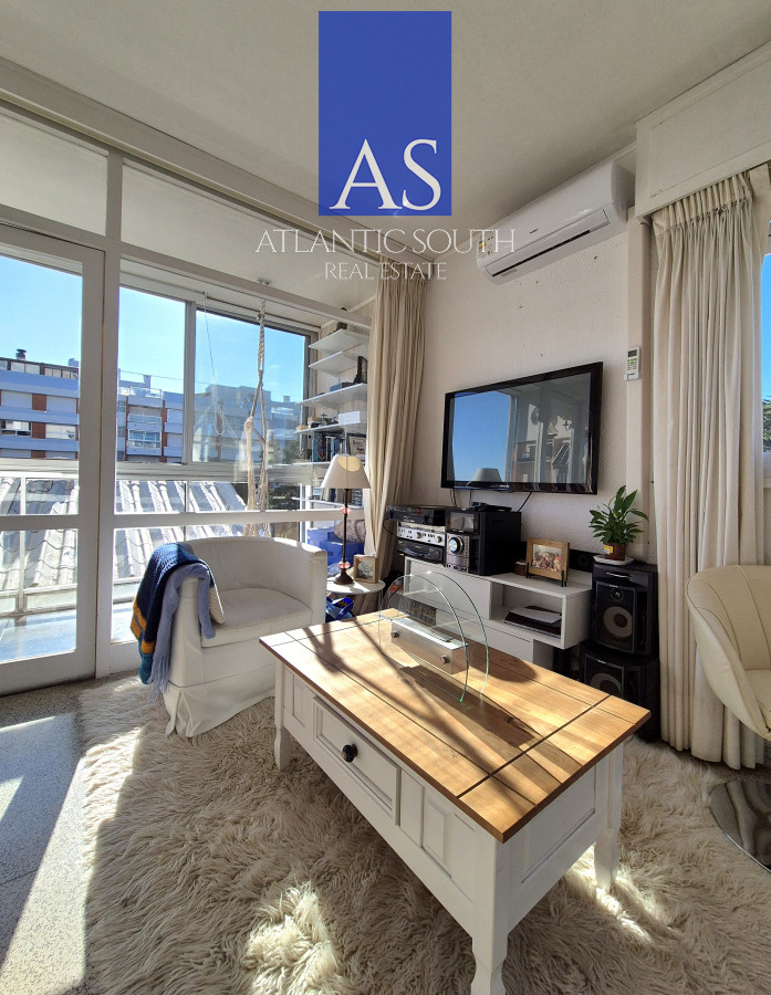 Apartamento ID.4201 - Apartamento 1 dormitorio en venta con vista al Mar edificio primera línea Playa Mansa Punta del Este