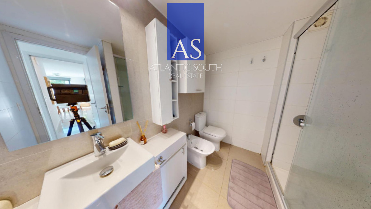 Apartamento ID.4483 - Apartamento 2 dormitorios moderno con terraza cochera piscina Playa Mansa Punta del Este