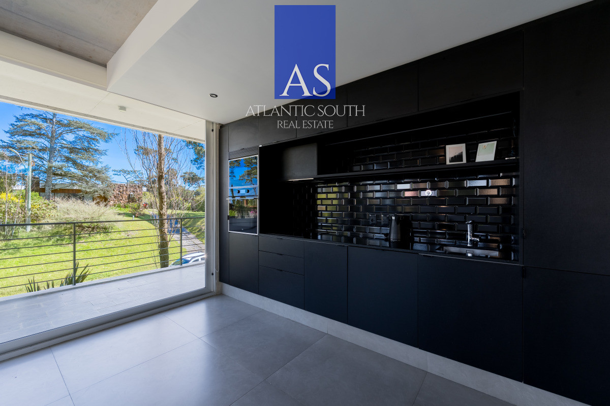 Apartamento ID.4411 - Planta de Categoría apartamento 3 dormitorios moderno con parrillero en Playa Mansa Punta del Este