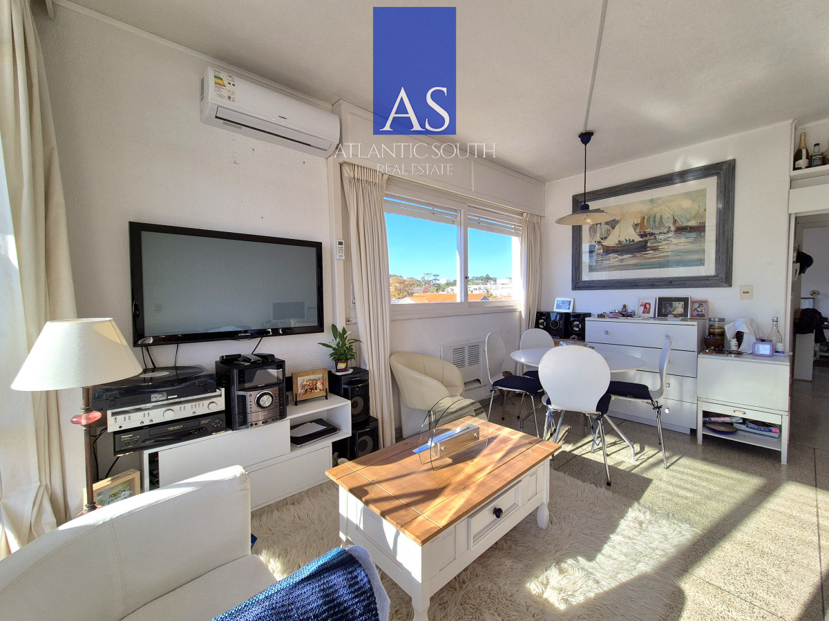 Apartamento ID.4201 - Apartamento 1 dormitorio en venta con vista al Mar edificio primera línea Playa Mansa Punta del Este