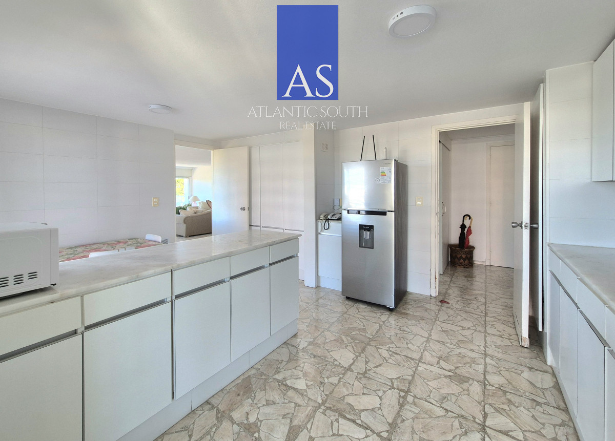 Apartamento ID.4078 - Planta de categoría 3 dormitorios + dependencia completa parrillero propio frente al mar parada 7 Playa Mansa Edificio Imarangatú