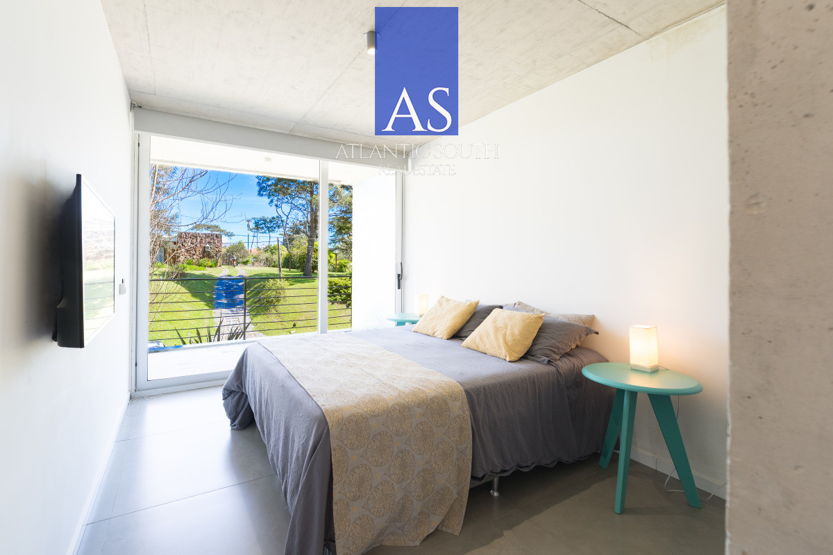 Apartamento ID.4411 - Planta de Categoría apartamento 3 dormitorios moderno con parrillero en Playa Mansa Punta del Este