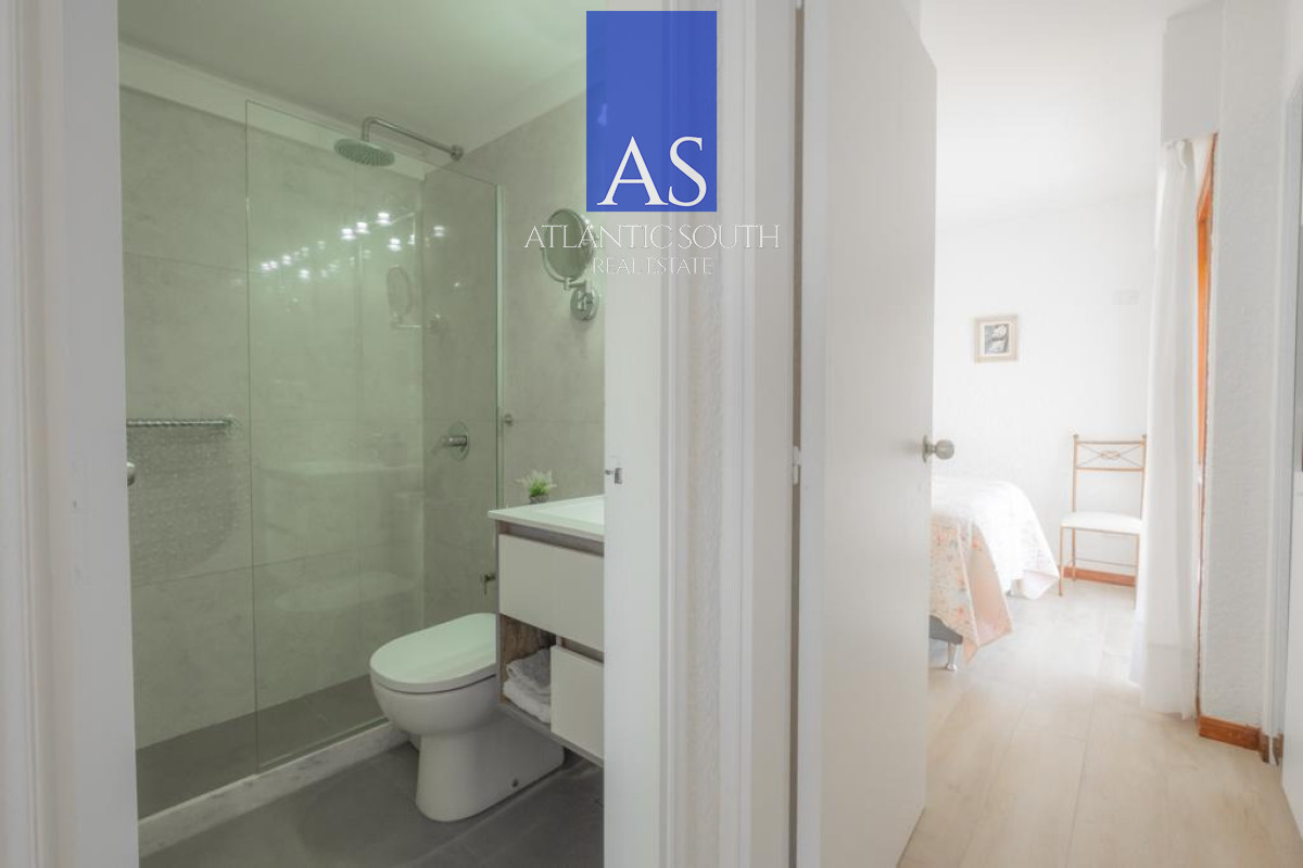 Apartamento ID.4512 - Apartamento reciclado de 2 dormitorios en primera línea de Playa Mansa con vista panorámica al mar