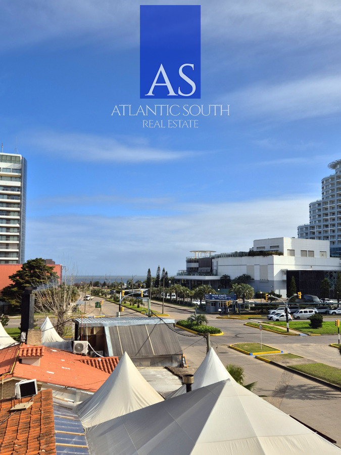 Apartamento ID.4417 - Apartamento 1 dormitorio en venta vista parcial al Mar terraza y cochera Playa Mansa Punta del Este
