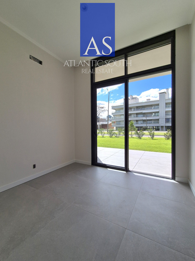 Apartamento ID.4376 - Apartamento tipo casa de 2 dormitorios a estrenar con gran terraza y jardín Playa Mansa Punta del Este