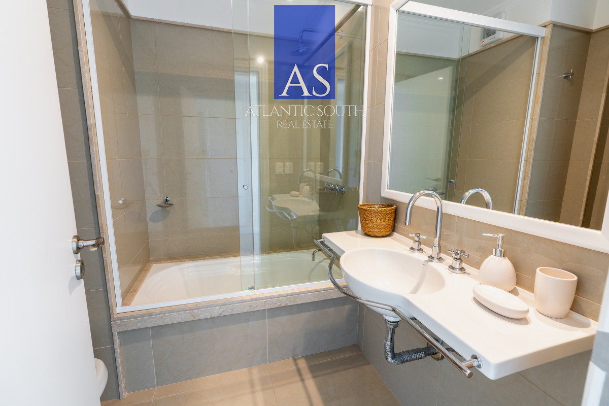Apartamento ID.4135 - Apartamento 4 dormitorios frente al mar Playa Mansa , Punta del Este 