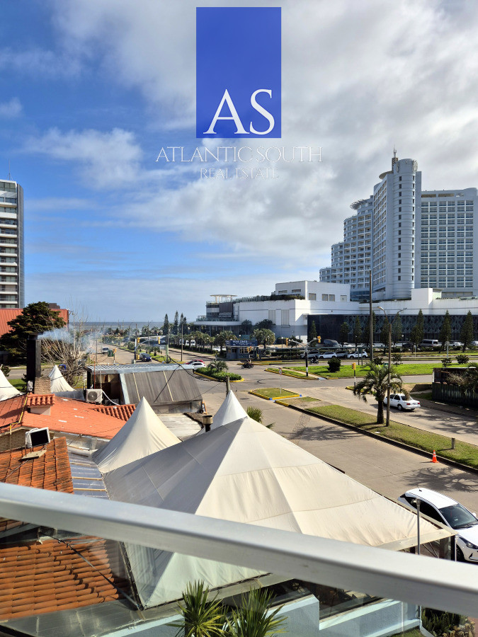 Apartamento ID.4417 - Apartamento 1 dormitorio en venta vista parcial al Mar terraza y cochera Playa Mansa Punta del Este
