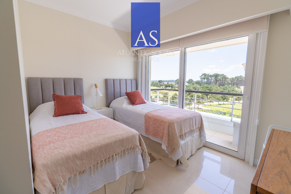 Apartamento ID.4135 - Apartamento 4 dormitorios frente al mar Playa Mansa , Punta del Este 