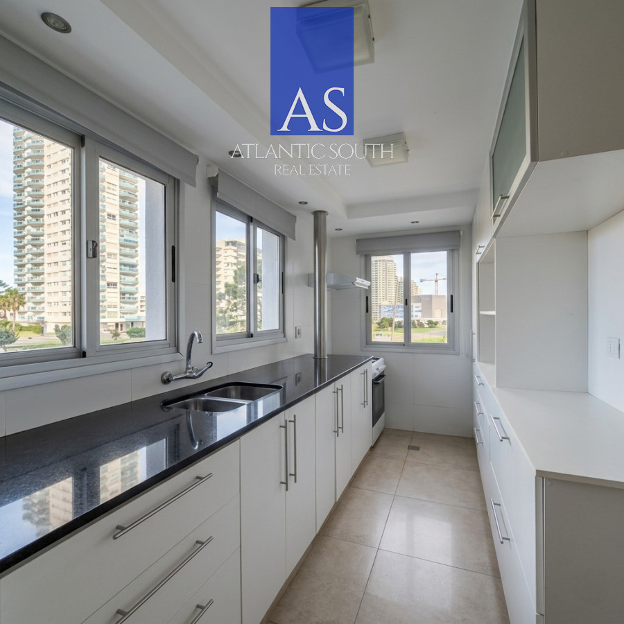 Apartamento ID.4620 - Apartamento Reciclado de 3 Dormitorios con Parrillero en Playa Mansa Punta del Este