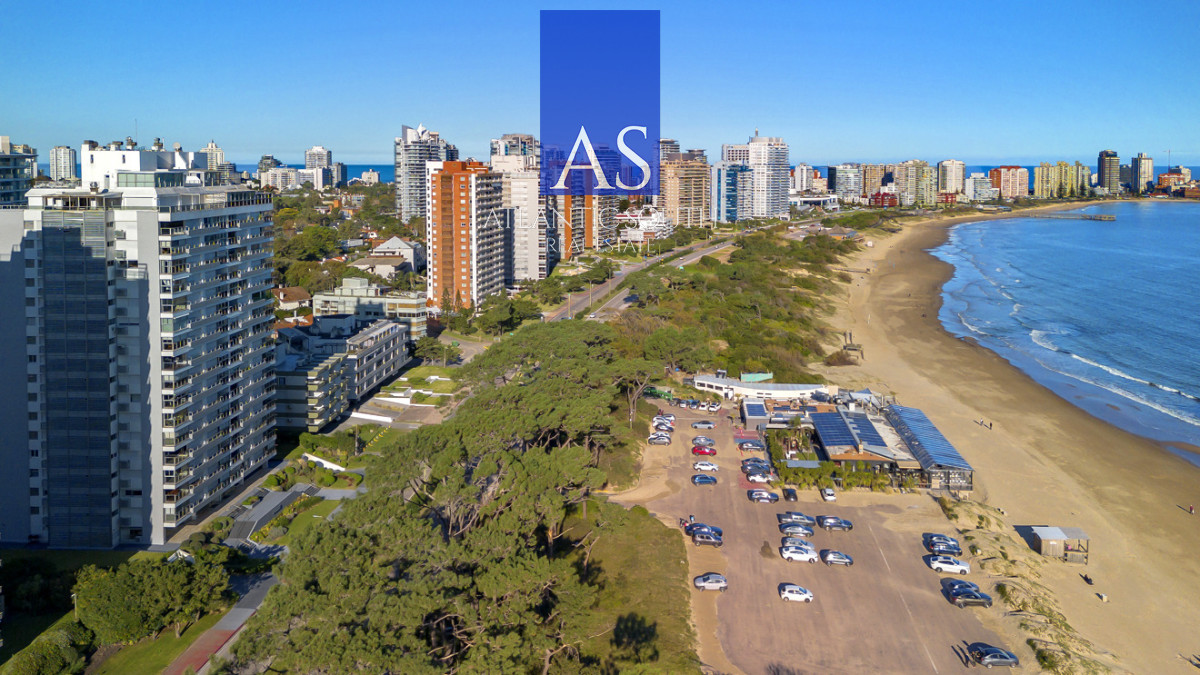 Apartamento ID.4844 - Planta de categoría 3 dormitorios + dependencia parrillero propio frente al mar Punta del Este 