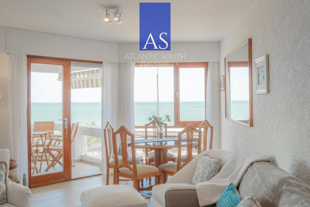 Apartamento ID.4512 - Apartamento reciclado de 2 dormitorios en primera línea de Playa Mansa con vista panorámica al mar