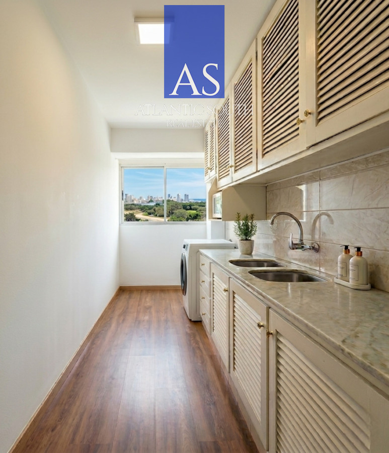 Apartamento ID.4635 - Apartamento reciclado frente al mar Playa Mansa 3 dormitorios terraza con barbacoa uso exclusivo y vista el mar Punta del Este