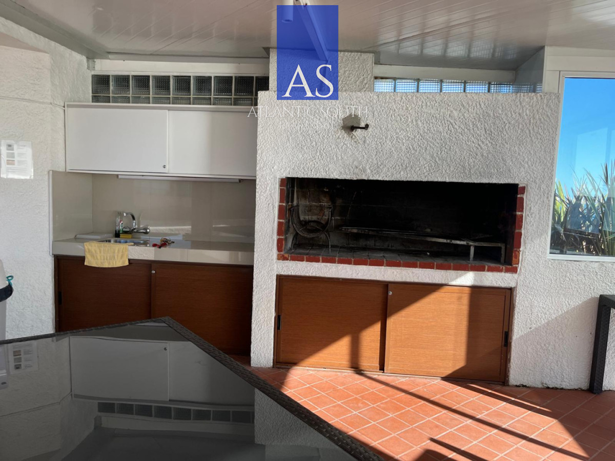 Apartamento ID.4512 - Apartamento reciclado de 2 dormitorios en primera línea de Playa Mansa con vista panorámica al mar