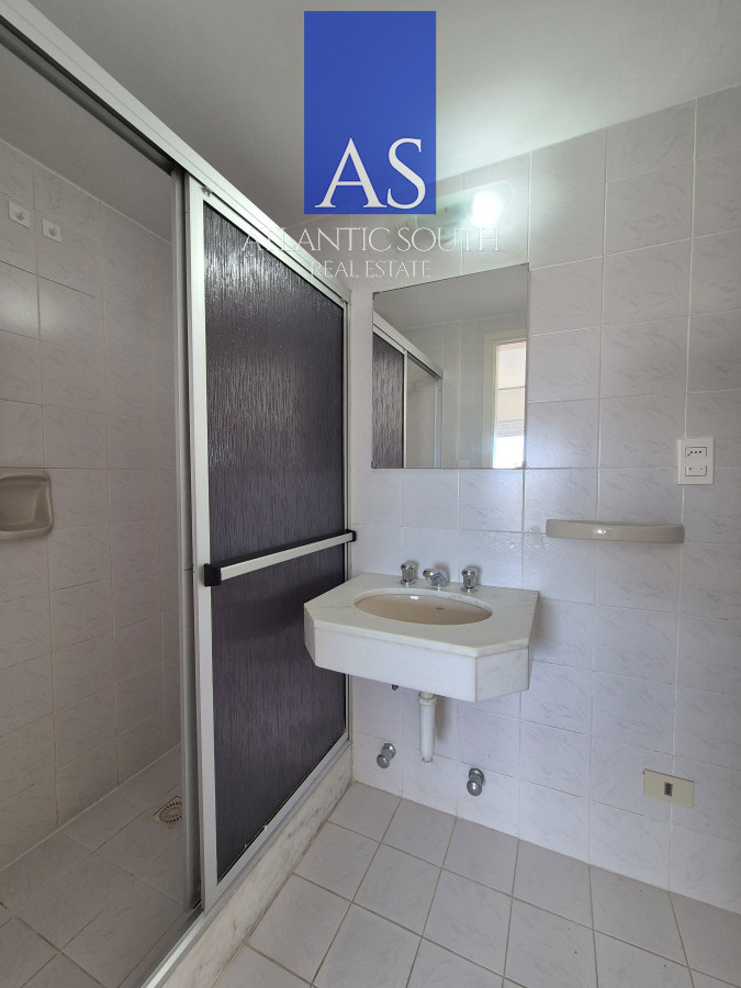 Apartamento ID.2968 - Oportunidad apartamento semi-reciclado 3 dormitorios 2 baños garage Península Punta del Este Duplex-Penthouse 