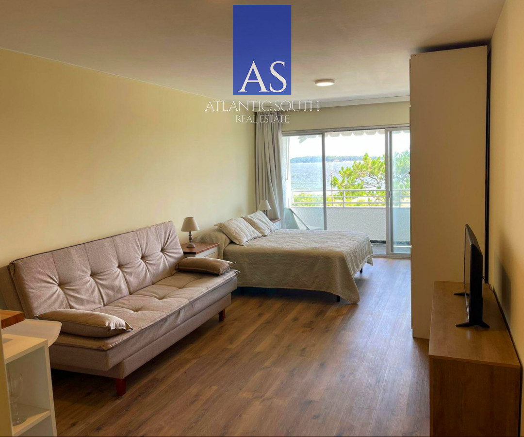 Apartamento ID.4371 - Loft monoambiente reciclado frente al mar con terraza y cochera Playa Mansa Punta del Este
