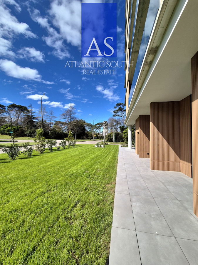 Apartamento ID.4376 - Apartamento tipo casa de 2 dormitorios a estrenar con gran terraza y jardín Playa Mansa Punta del Este