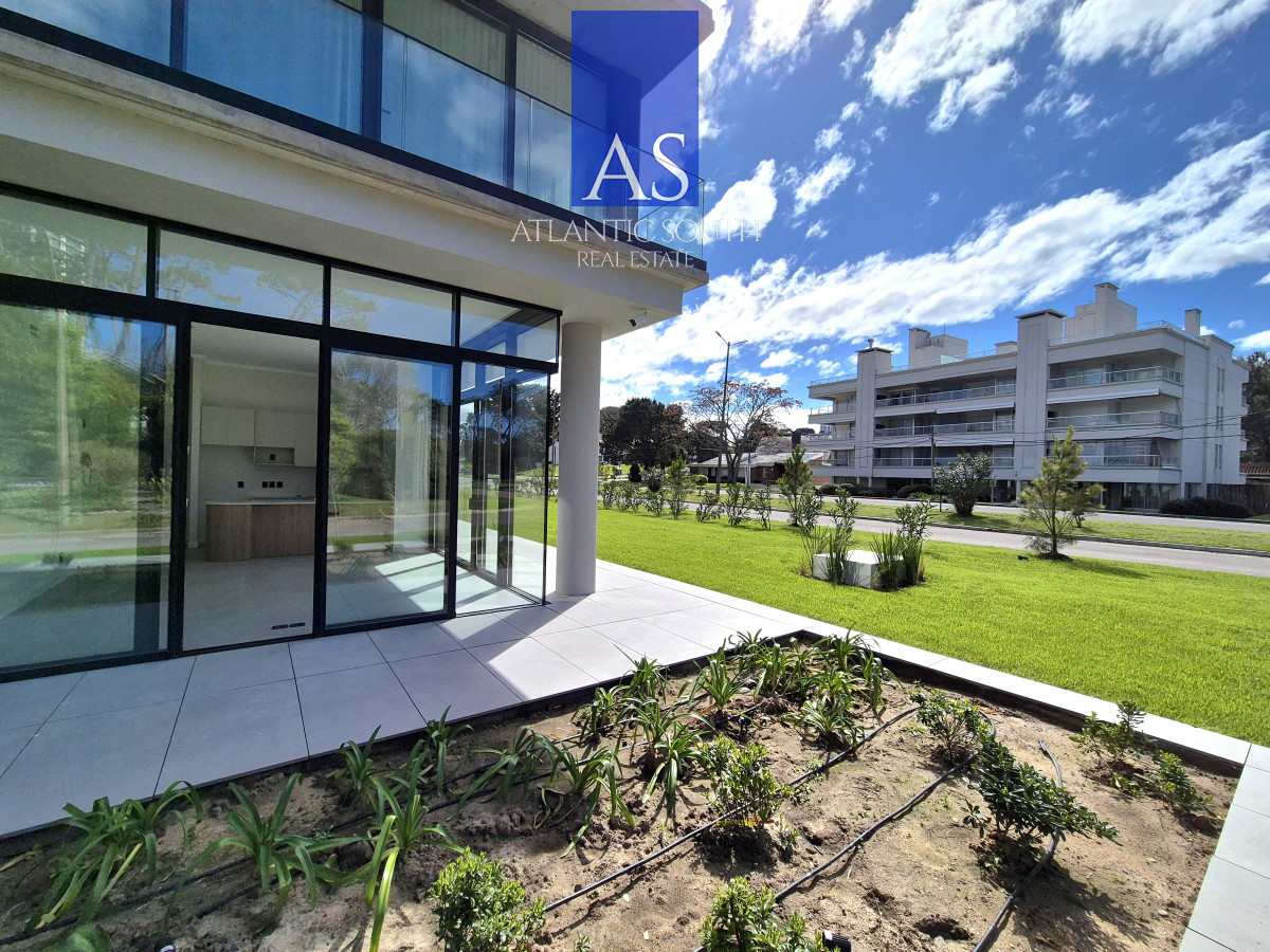 Apartamento ID.4376 - Apartamento tipo casa de 2 dormitorios a estrenar con gran terraza y jardín Playa Mansa Punta del Este