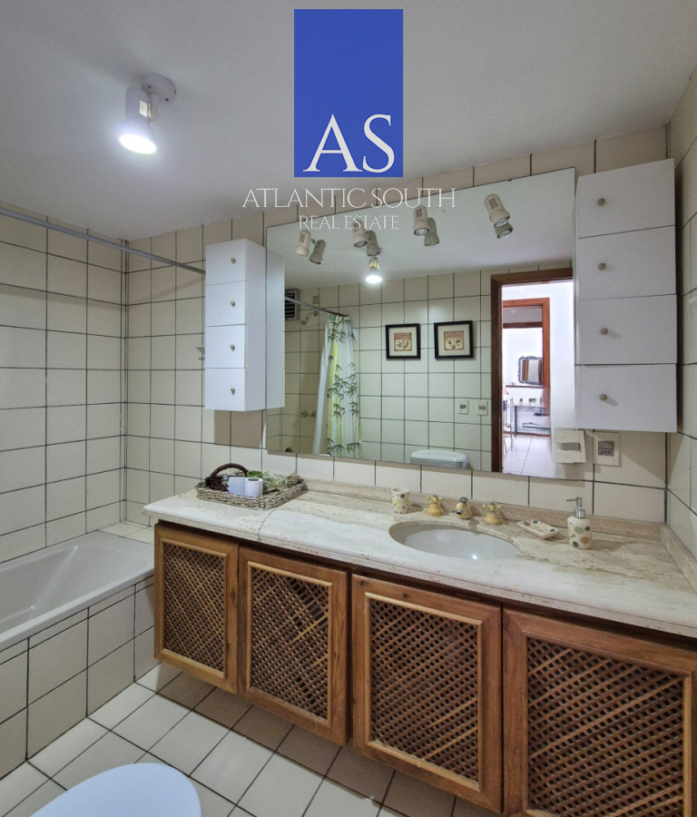 Apartamento ID.4437 - Apartamento 2 dormitorios terraza y garage piso alto con vista al mar a metros de la playa en Playa Mansa Punta del Este