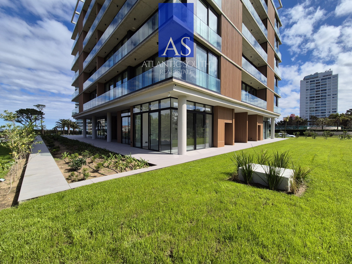 Apartamento ID.4376 - Apartamento tipo casa de 2 dormitorios a estrenar con gran terraza y jardín Playa Mansa Punta del Este