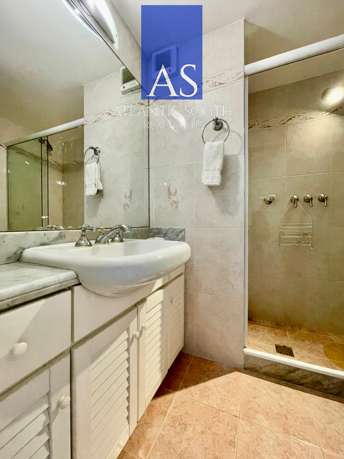 Apartamento ID.4315 - Apartamento de 4 dormitorios con parrillero en primera linea Playa Mansa
