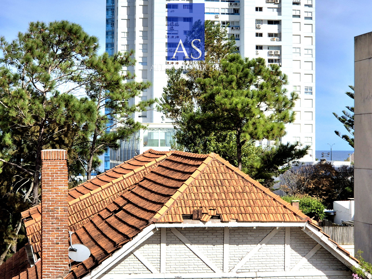 Apartamento ID.4066 - Apartamento 2 dormitorios terraza cochera a sólo 100mts del mar en Playa Mansa Punta del Este