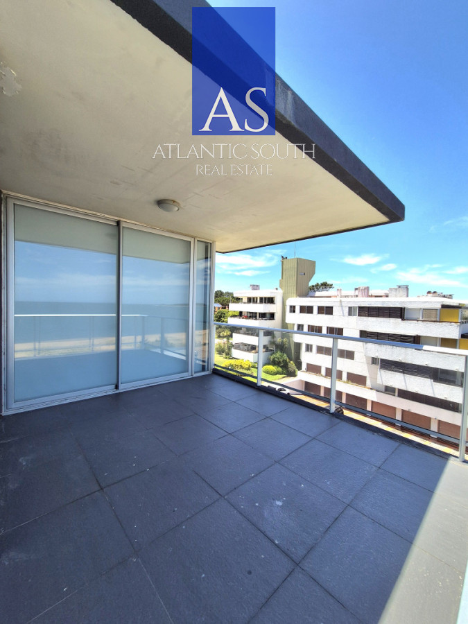 Apartamento ID.4455 - Penthouse apartamento 2 dormitorios frente al mar con azotea de uso exclusivo garage primera línea Playa Mansa Pinares Punta del Este