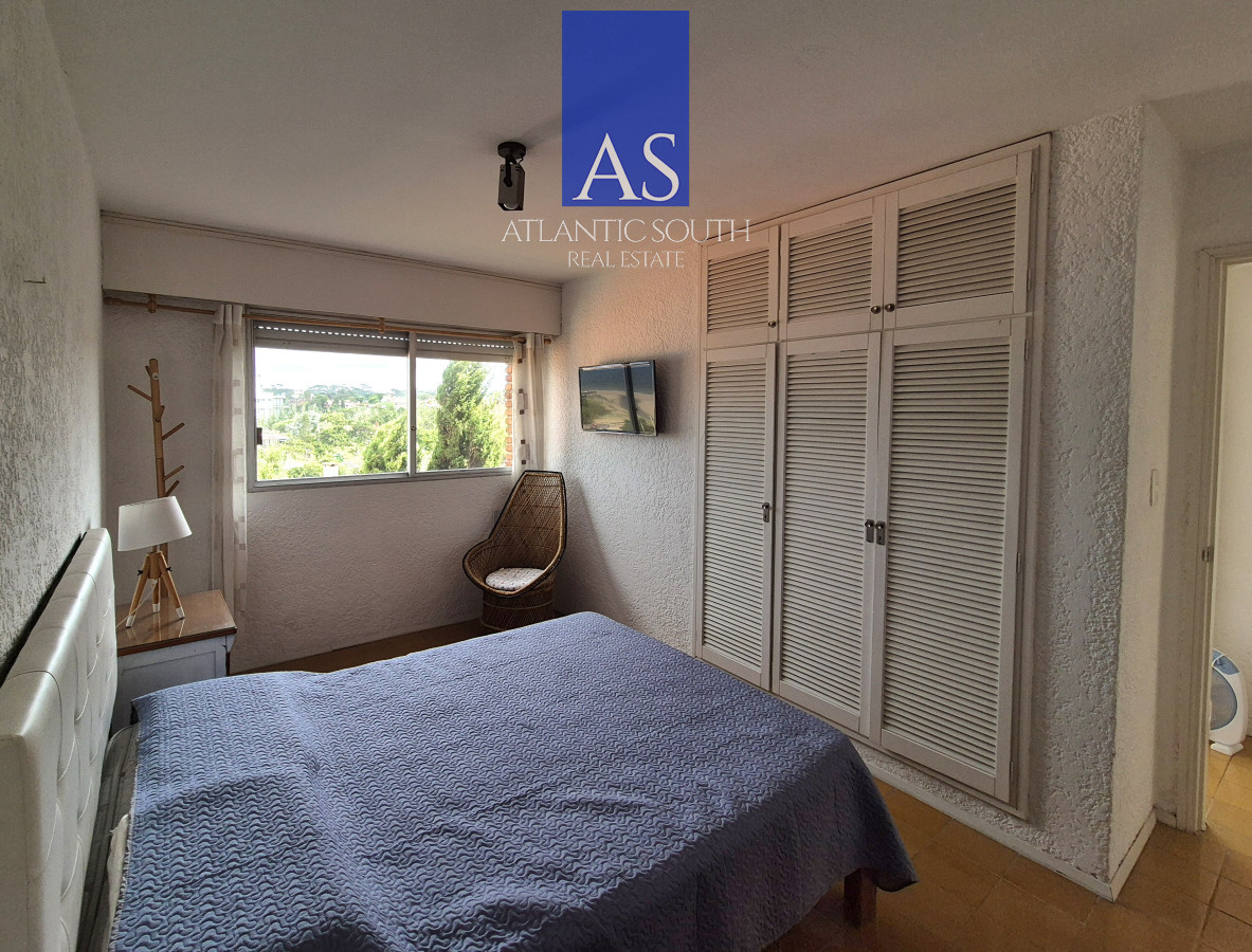 Apartamento ID.3695 - Alquiler anual  2 dormitorios terraza cochera primera linea Playa Mansa