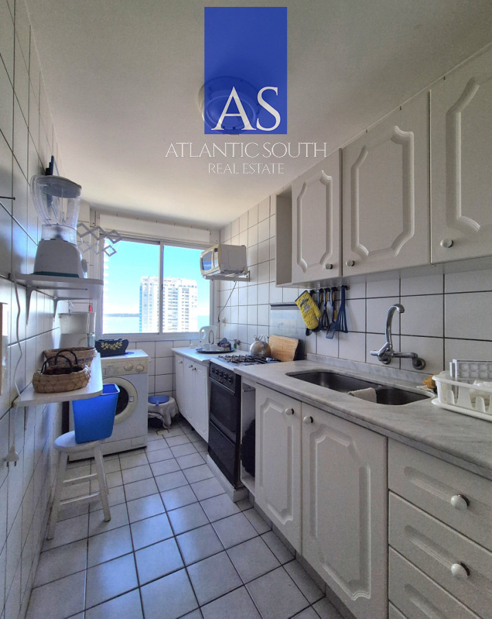 Apartamento ID.4437 - Apartamento 2 dormitorios terraza y garage piso alto con vista al mar a metros de la playa en Playa Mansa Punta del Este