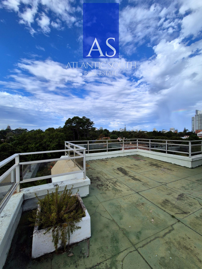 Apartamento ID.4635 - Apartamento reciclado frente al mar Playa Mansa 3 dormitorios terraza con barbacoa uso exclusivo y vista el mar Punta del Este