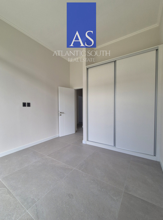 Apartamento ID.4376 - Apartamento tipo casa de 2 dormitorios a estrenar con gran terraza y jardín Playa Mansa Punta del Este