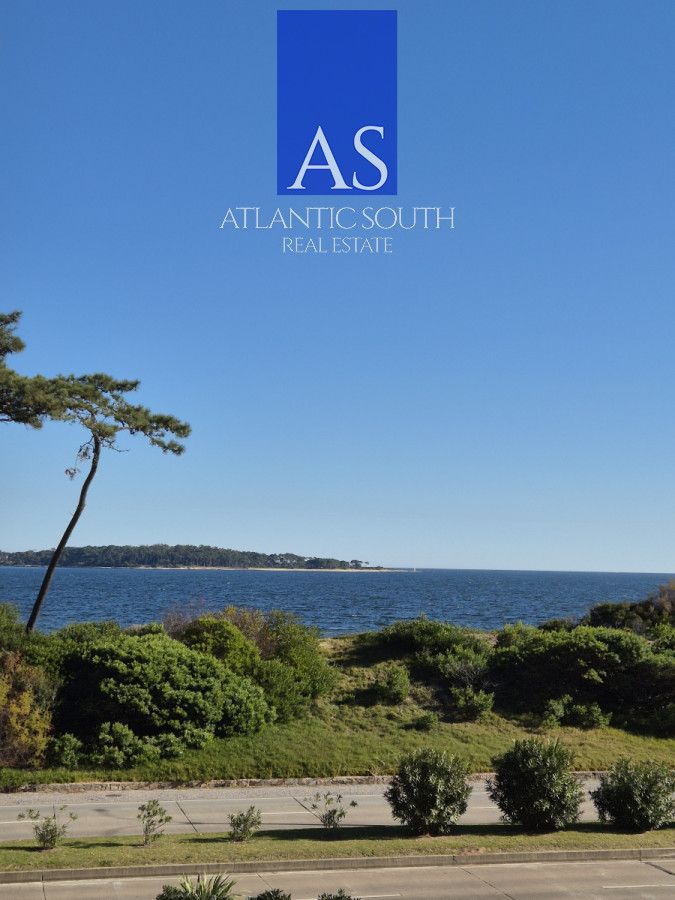 Apartamento ID.4201 - Apartamento 1 dormitorio en venta con vista al Mar edificio primera línea Playa Mansa Punta del Este